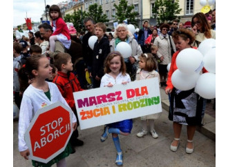 Polonia, primo "sì" in Parlamento contro l'aborto